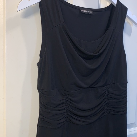 Versatile sleeveless black dress with ruching detail - Picture 3 of 5
